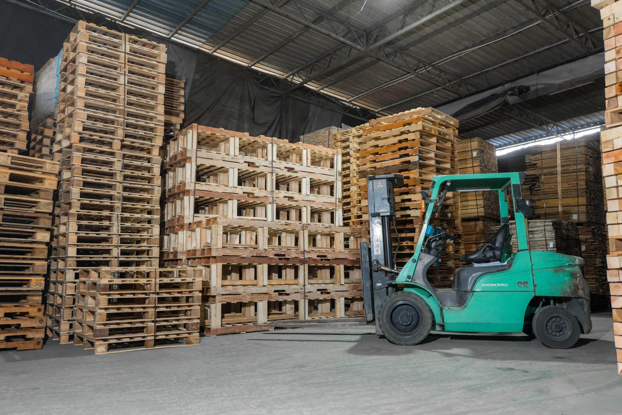 Truck loading wooden pallets Malaysia supplier